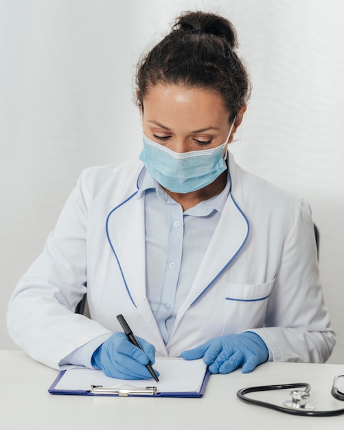 Foto gratuita scrittura della donna del colpo medio