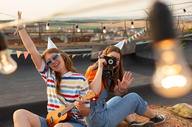 Foto gratuita donne di tiro medio alla festa di compleanno