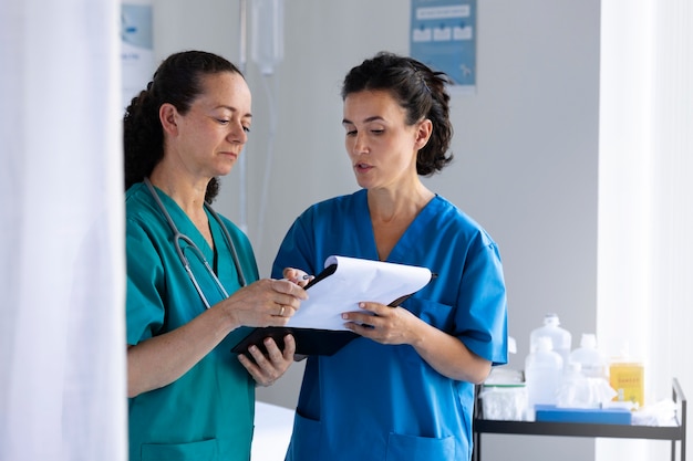 Medium shot women chatting at work