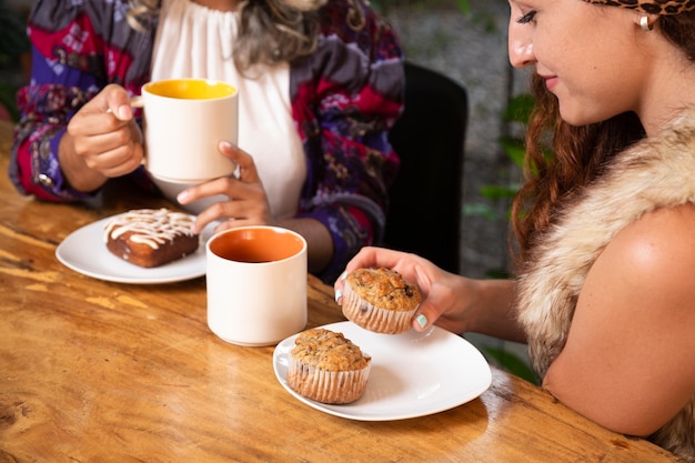 Foto gratuita colpo medio delle donne alla caffetteria