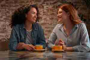 Free photo medium shot women in coffee shop