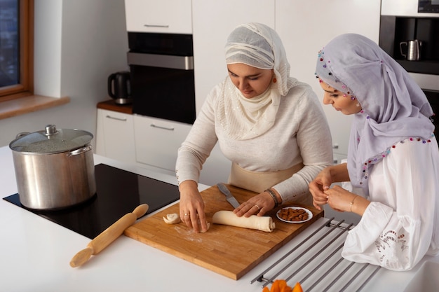 Free photo medium shot women cooking for ramadan