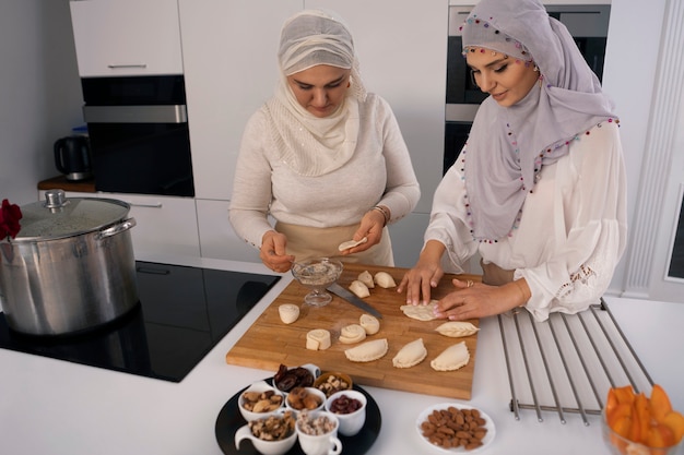 Женщины среднего роста готовят на рамадан