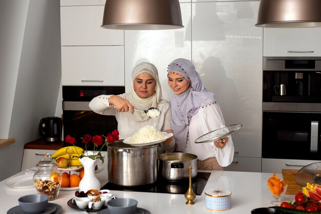 Женщины среднего роста готовят на рамадан