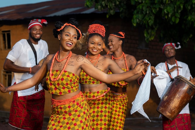 Medium shot women dancing