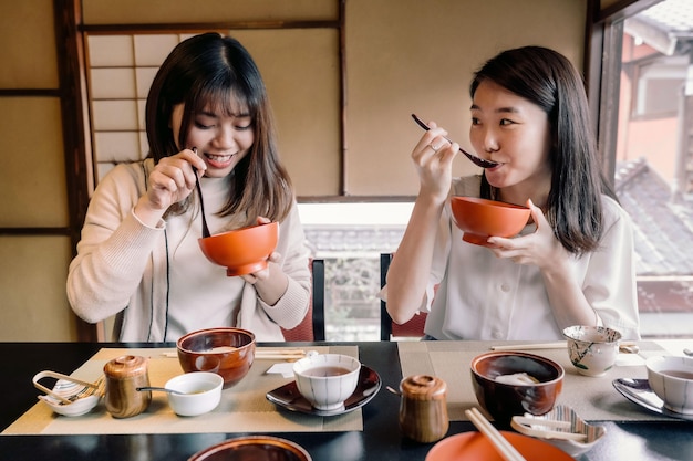 無料写真 一緒に食べるミディアムショットの女性