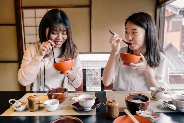 Medium shot women eating together