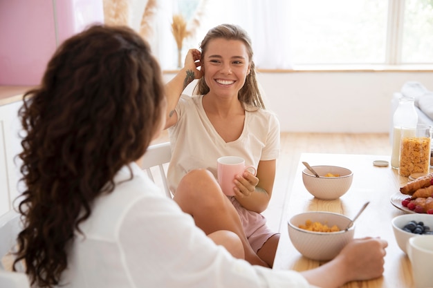 Medium shot women eating together