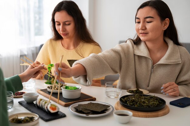 一緒に食べるミディアムショットの女性