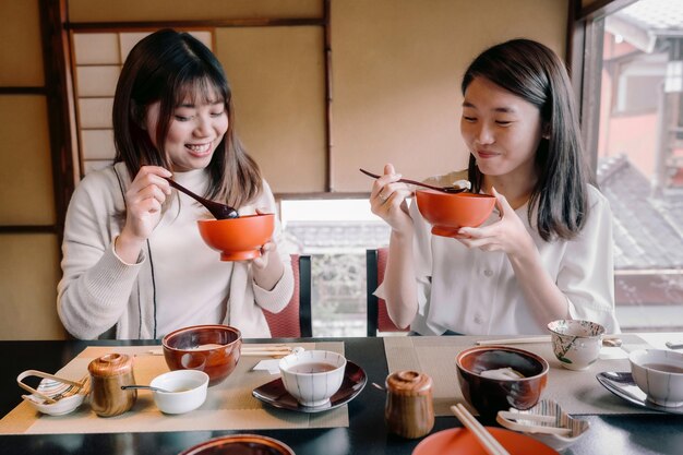 Medium shot women eating
