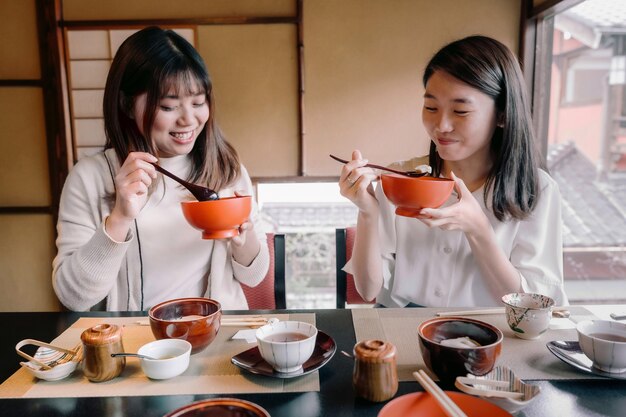 ミディアムショットの女性が食べる