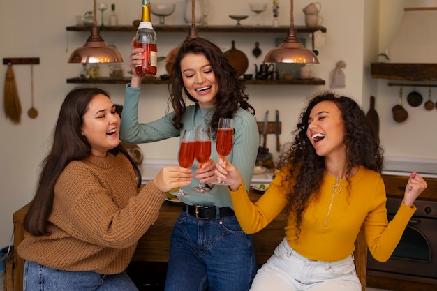 Foto gratuita donne di tiro medio che godono di cibo delizioso