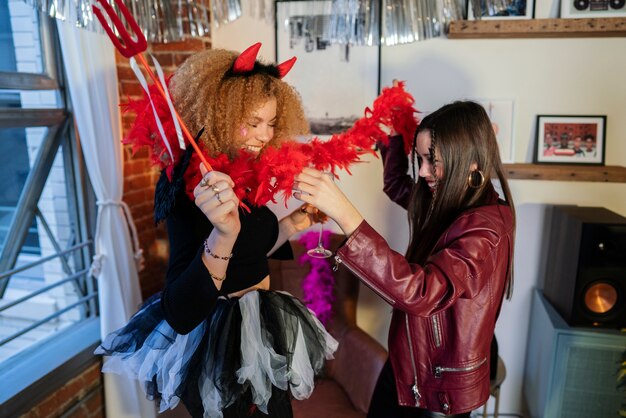 Medium shot women having fun at party