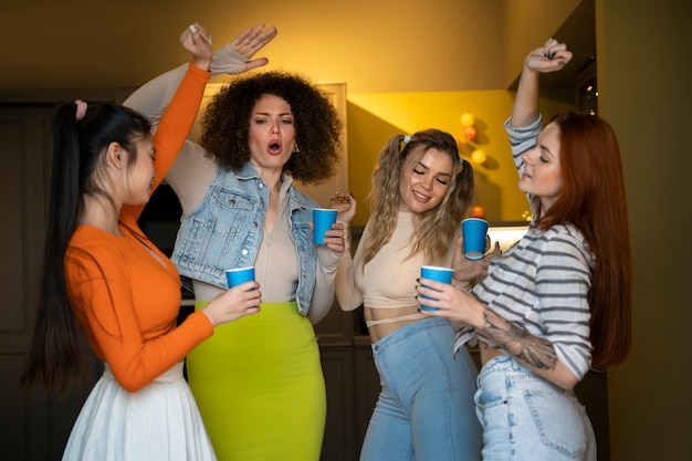 Free photo medium shot women having fun at party