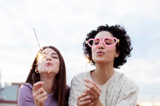 Donne di tiro medio che si divertono