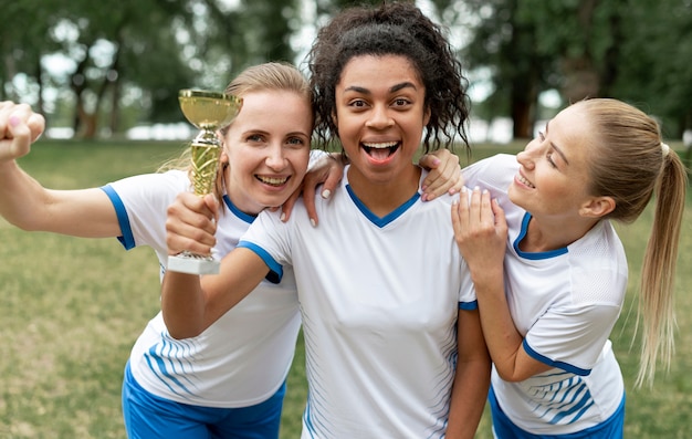 Foto gratuita donne del colpo medio che tengono tazza