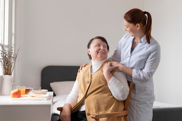 Foto gratuita donne del colpo medio che si tengono per mano