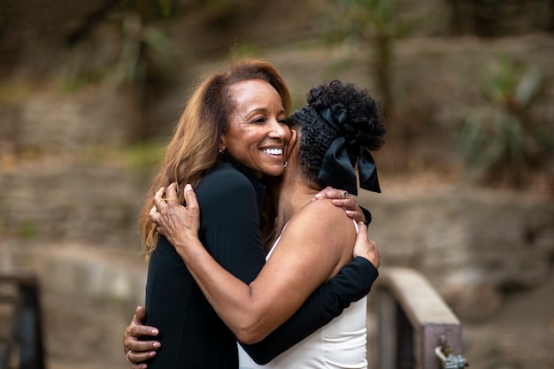 Free photo medium shot women hugging in nature