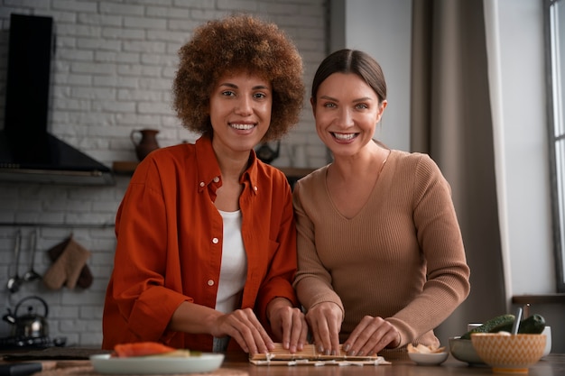 Free photo medium shot women learning to make sushi