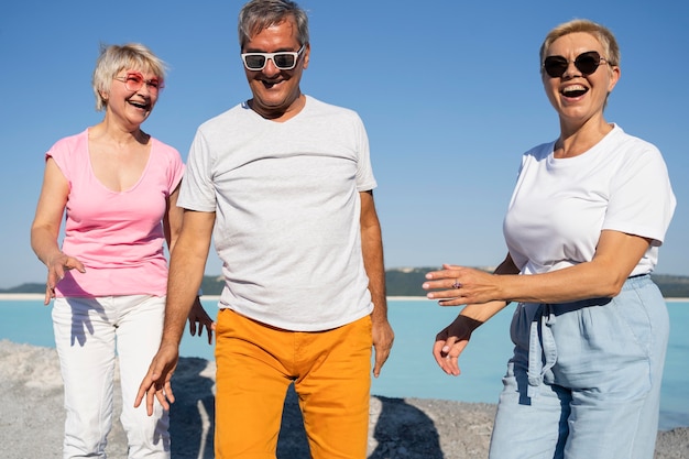 Foto gratuita uomo e donna di tiro medio che si divertono