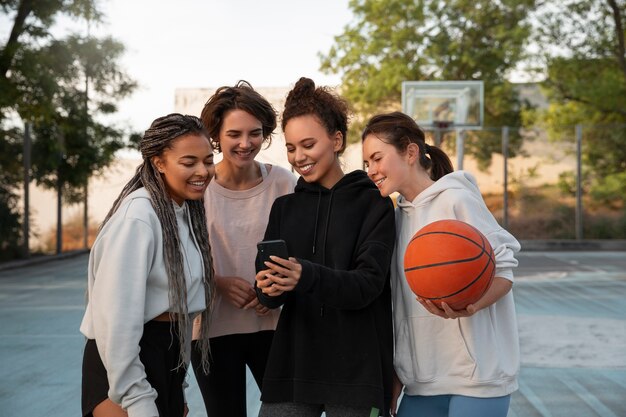 Medium shot women playing basketball