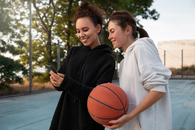 Medium shot women playing basketball