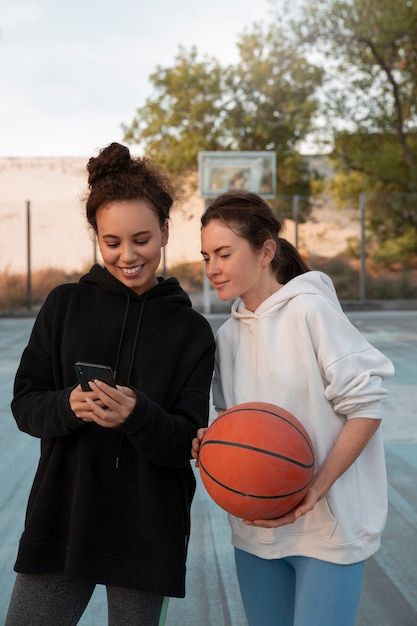 Medium shot women playing basketball