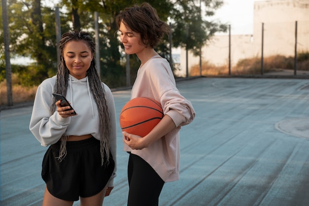 Foto gratuita donne di tiro medio che giocano a basket