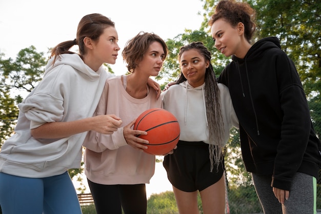 Donne di tiro medio che giocano a basket