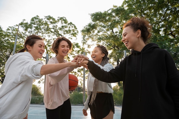 Free photo medium shot women playing basketball