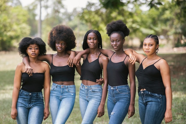 Medium shot women posing together