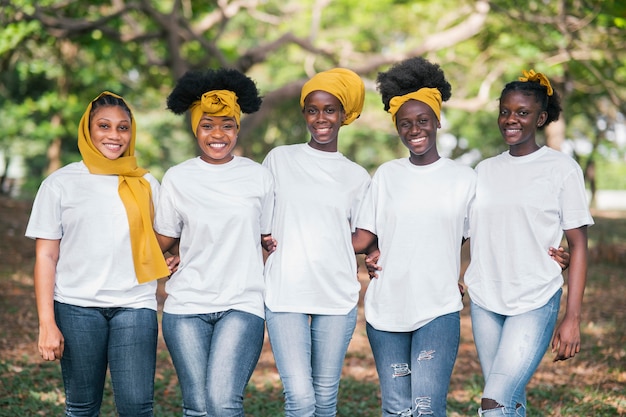 Foto gratuita donne del colpo medio che posano insieme