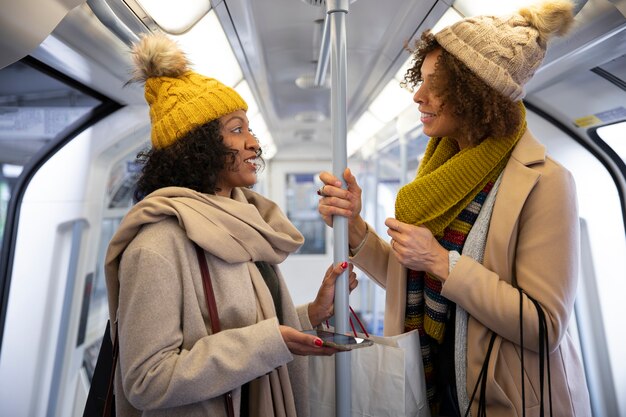 Foto gratuita donne medie nei trasporti pubblici