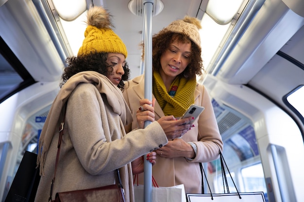Среднего роста женщины в общественном транспорте