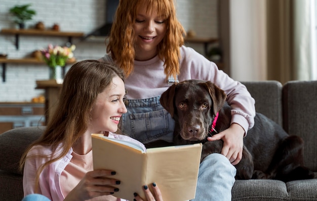 犬に読んでいるミディアムショットの女性