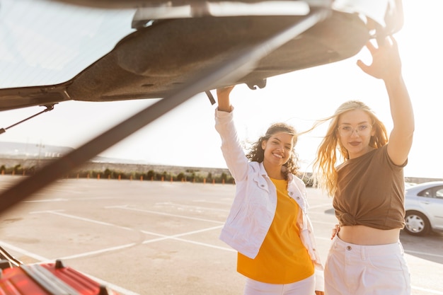 Foto gratuita donne di tiro medio pronte a viaggiare