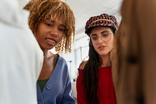 Foto gratuita donne di medio livello al negozio di riparazione e vendita