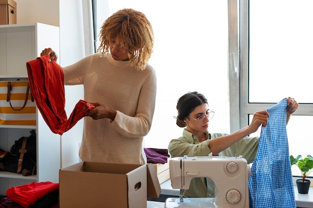 Foto gratuita donne di medio livello al negozio di riparazione e vendita