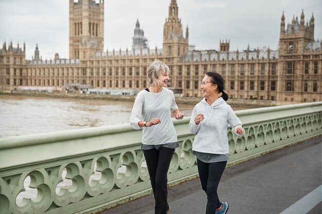 Medium shot women running together