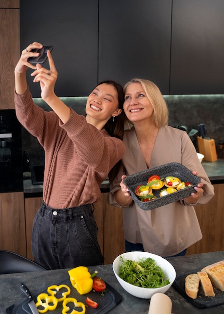 Donne di tiro medio che prendono selfie