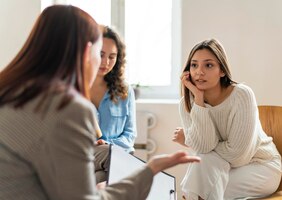 Женщины среднего кадра разговаривают на сеансе терапии