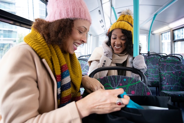 버스로 여행하는 미디엄 샷 여성