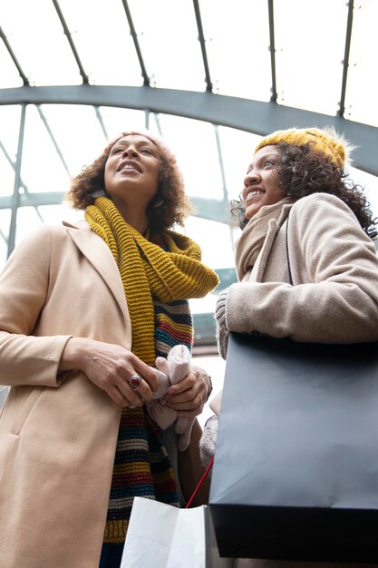 Medium shot women traveling together