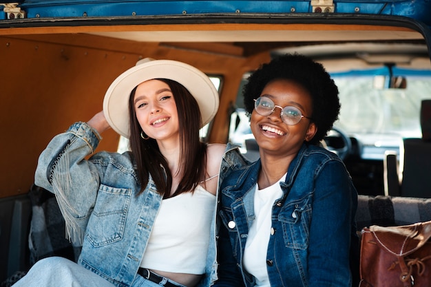 Foto gratuita donne di tiro medio in furgone