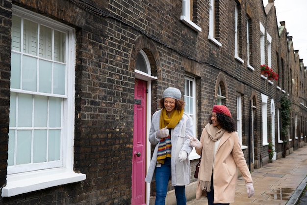 Medium shot women walking in city