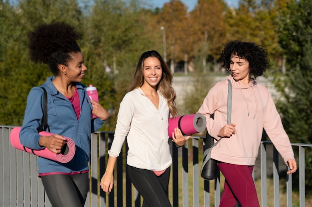 Free photo medium shot women walking together