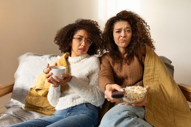 Donne di tiro medio che guardano film