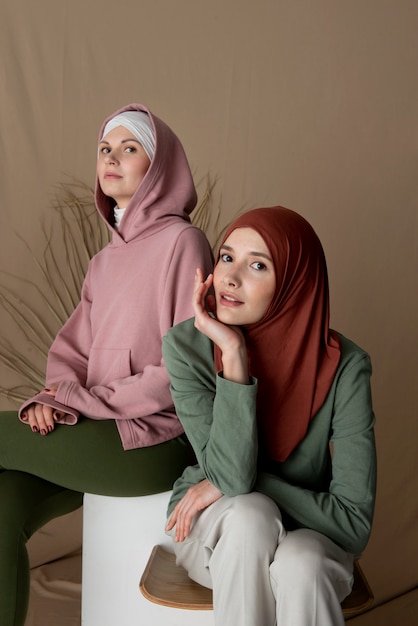 Женщины среднего роста в хиджабе
