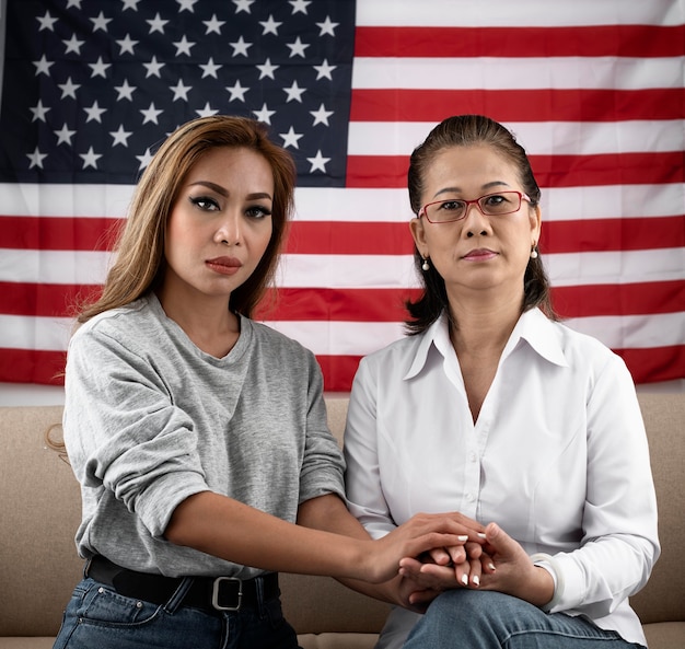 Free photo medium shot women with american flag