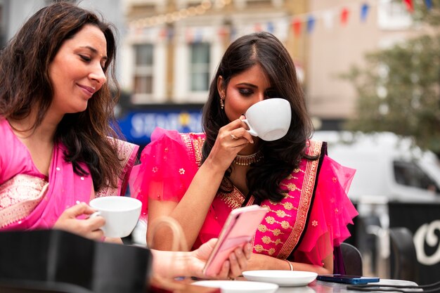 コーヒーカップを持つミディアムショットの女性